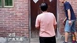 好身手！独居老人两天没出门，邻居大妈找小伙翻墙救人