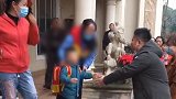 爸爸接娃能有多尴尬：遭老师和孩子双重否认 大喊我真是他爸爸