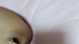 本以为儿子睡着了，看到正面的那一刻，你这小子寻思人生呢