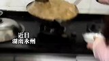 女子在家做炸蛋翻车，一锅泡惨不忍睹