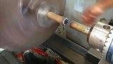 两根铁棒怼在一起高速旋转，直到熔化焊在一起，这就是摩擦焊接