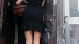 包臀裙瞬间感提升了美女的甜美气息，时尚巧搭配穿法充满可爱