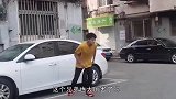 小伙这一跤摔的，这姿势兄弟都忍不住笑场了！