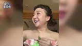 接地气！辣目洋子用橘子叶做耳环，一袭粉色抹胸裙像极了唐朝美人