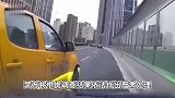 上海两车“斗气” 致一车骑跨高架栏，黄色工程车来自何方？城运集团回应