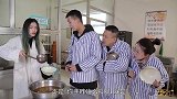 院长打饭手抖，神经病人上岗掌勺，竟全没收钱