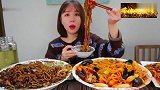 美食制作，小姐姐品尝炸酱面，还有盘海鲜面也很香呐