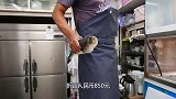 日本大厨现场处理河豚鱼，一份套餐850，入口即化很鲜美！