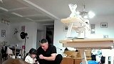 爸爸带娃偷偷玩手机，听到妈妈脚步声后