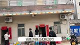全红婵回老家过年好热闹，贴对联放鞭炮忙不过来，打扮洋气又美又飒
