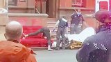 男子卡在沙发里，救援人员不知如何下手解救