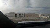 自驾旅行，在荒无人烟的地方找到一个脏房子，我们在里面吃火锅