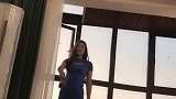 包臀裙不仅整体造型非常简约时尚，小姐姐更有几分街头潮人身材