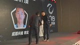 李实当选中乙最佳守门员 西服+AJ1复制王大雷经典穿搭