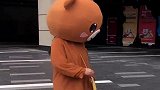 流氓熊出去耍流氓，没想到被人一顿暴揍，真是活该！