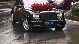 劳斯莱斯跑婚庆遇到大妈拦路，不给红包就拿走小金人，太霸气了！