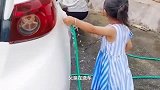 父亲在洗车，没想到女儿直接拿水管往油箱里加