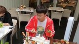 小伙子在餐厅吃饭，说隔壁桌包子味道太大隔壁桌让他穿鞋，还真是