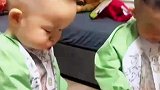 双胞胎萌娃吃草莓逗笑娃妈