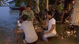泰国：迎风踏浪涮火锅！餐厅被洪水淹了反成网红店