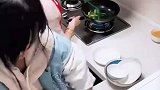 妈妈做饭时女儿在旁帮忙，结果却被妈妈打了！