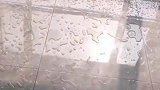 我就问问，贴完地砖之后洒水有什么用