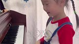女孩边弹钢琴边唱歌，唱出了林黛玉倒拔垂杨柳的感觉