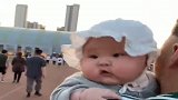 当爸爸抱着宝宝的时候，宝宝居然这个反应，网友：萌化了