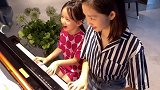 黄多多和妹妹一起弹钢琴，眼里满是宠爱，家教太好了！