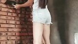 农村出生的女孩勤劳美丽，刷墙技术过硬