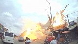 不是特效！柬埔寨路边加油站发生爆炸 屋顶炸飞火光窜天