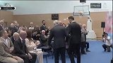 阿隆索上任的第一个演讲赢得了全场起立鼓掌
