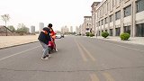 小伙碰瓷要一百万，美女直接砍价成了一百元，太逗了