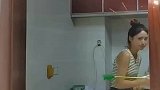 五个菜四个是鱼，男子见状双手不停颤抖
