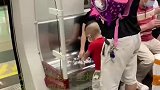 父母带孩子坐地铁，让孩子在椅上玩塑料泡沫