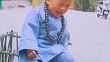 小和尚练功砸到脚了