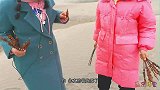 吃货妹子撸红柳枝烤肉串，咬伤舌头闹误会，气得闺蜜翻白眼真搞笑