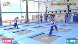 日本19岁女团偶像玩蹦床，妹子无限摔倒