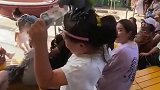 鹦鹉：我飞这么远来的，不能让我白来吧