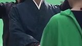 成毅拍戏现场吊威亚翻跟头，最后落地竟然翻车了！