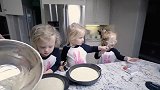 五胞胎给智能宝宝玩具过生日，亲自做蛋糕，结果自己先馋了