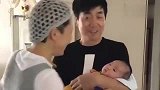 演员范明成功升级当爷爷了,小心翼翼的抱着孩子,这姿势好搞笑！