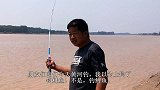 农村小伙黄河钓鱼，一竿甩到黄河鲤鱼，拉出水面露大脊梁骨，过瘾