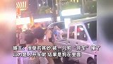 男子下车吃饭将狗留在车上，狗子“开车”闯入夜宵摊撞伤孩子，路人集体懵圈