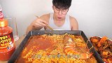 韩国网红小哥，拉面配上大虎虾，小日子过得太美了！