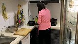 聪聪回学校前，霞姐给孩子做可口饭，希望聪聪吃好喝好不想家