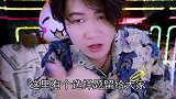 憋笑大挑战：贪玩的孩子用包装当头套玩，我忍不住笑了！