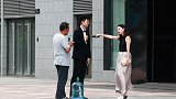 女白领当众辱骂迟到送水工，路人看不下去了：晚半小时能渴死你吗
