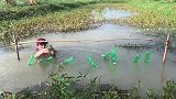 妹子几个塑料瓶一根竹条，一下子钓了这么多鱼，钓鱼我只服她！