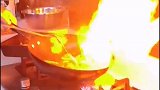 龚琳娜晒老公厨艺，颠锅爆炒手法娴熟好专业
